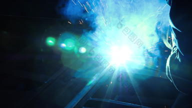 流明亮的火花工业金属切割蓝色的火焰火花